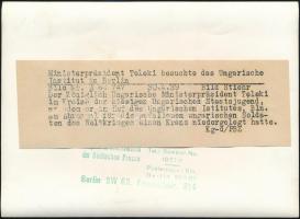 1939 Teleki Pál miniszterelnök a Berlini Magyar Intézetben leventékkel. Sajtófotó 18x13 cm / 1939 Pá...