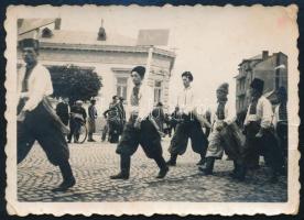 1945 Ungvár, szicsgárdisták felvonulása, ritka fotó, 6×8,5 cm