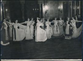 cca 1930-1940 A boldog menyasszony tánca, Brodszky Sándor pecséttel jelzett fotója, 17,5×23,5 cm