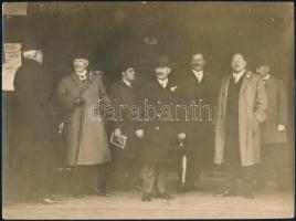 cca 1919 Urak csoportképe, Pobuda Alfréd pecséttel jelzett fotója, egyik sarkán törésnyommal, 17×23 cm