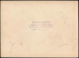 cca 1919 Urak csoportképe, Pobuda Alfréd pecséttel jelzett fotója, egyik sarkán törésnyommal, 17×23 ...