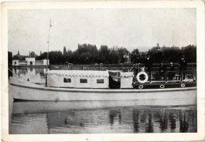 1930 Balatonfüred, Rex II. motoros hajó, tulajdonos Szakács József, felvette Szabó Imre fényképész / Hungarian motorboat (szakadás / tear)