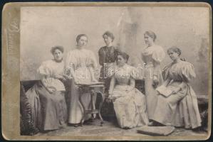 cca 1900 Hölgyek csoportképe, keményhátú fotó Brenner budapesti műterméből, kis kopásnyomokkal, 10,5×16,5 cm