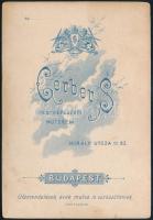 cca 1900 Kis család műtermi fotója, keményhátú fotó Gerber budapesti műterméből, kissé foltos, 16,5×...