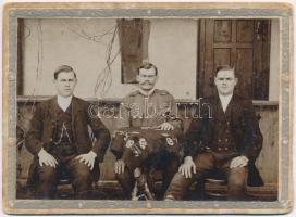 cca 1900-1914 Fő a komolyság, férfiak asztalnál, keményhátú fotó Fodor Jenő medgyesházai műterméből, kopásnyomokkal, 11,5×16 cm
