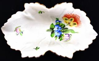 Herendi virág mintás leveles tálka, kézzel festett, jelzett, kopott, 15×9 cm