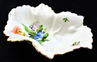 Herendi virág mintás leveles tálka, kézzel festett, jelzett, kopott, 15×9 cm