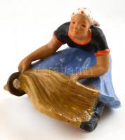 Gácser Kata (?-?): Arató nő, festett figurális kerámia, jelzett, apró mázhibákkal, m:11,5 cm