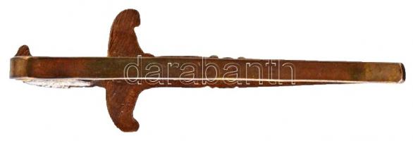 ~1940. "Repülőtiszti tőrt formázó jelvény" Br jelvény, nyakkendőtű (16x51mm) T:2 hegye let...