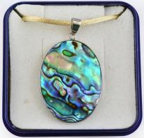 Paua kagylós medál, selyemzsinóron, 4,5×3 cm, h: 40 cm