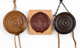 Össz. 3 db pecsét: 1 db Kolozsvári M. Kir. Ferencz-József Tudományegyetem, fa tokban, nemzeti színű ...