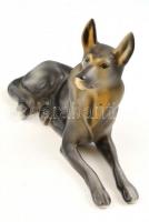 Hollóházi porcelán kutya, kézzel festett, jelzett, apró kopásnyomokkal, h: 20,5 cm