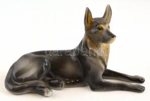 Hollóházi porcelán kutya, kézzel festett, jelzett, apró kopásnyomokkal, h: 20,5 cm