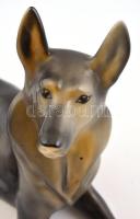 Hollóházi porcelán kutya, kézzel festett, jelzett, apró kopásnyomokkal, h: 20,5 cm