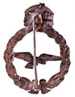 ~1930-1940. Koronás, koszorús, sasos fém pilóta jelvény  függőleges tűvel (32x43mm) T:2 koronán hajl...