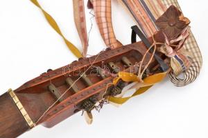 Sonora mandolin. Hátulján repedéssel, húr nélkül. 96 cm