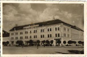 1942 Sepsiszentgyörgy, Sfantu Gheorghe; Székely Mikó kollégium, Klein, Dézsi, Féder, Barabás üzlete / Calvinist boarding school, college, shops (kis szakadás / small tear)