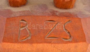 B.Zs. jelzéssel: Utcaseprő. Zsűrizett, faragott fa szobor. 21 cm