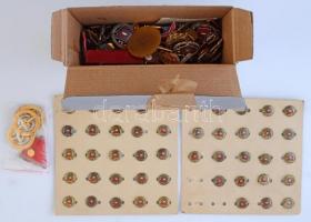 Egy doboznyi jelvény és kitüntetés, főleg Szocialista Brigád és Kiváló Dolgozó T:vegyes