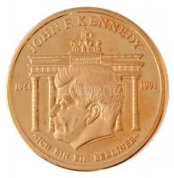 NSZK 1991. John F. Kennedy látogatása Berlinben aranyozott fém emlékérem német nyelvű tanúsítvánnyal (30mm) T:1 (PP) fo. FRG 1991. John F. Kennedy in Berlin gilded metal commemorative coin with german certificate (30mm) C:UNC (PP) spotted