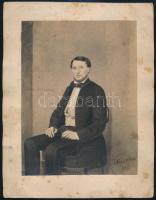 1861 Buda/Ofen, Ismeretlen férfi portréja Kohaut József (1830- 1888), fotó kartonon, a fotó sarkán jelzett, dátumozott, foltos, 15x11 cm