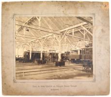 cca 1890-1900 Bp., Ganz és Társa Vasöntő és Gépgyár Rt. üzemének fotója, az üzemben vagonokkal, kopott, foltos, 22x28 cm