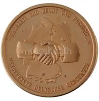 NSZK DN "Német egység" aranyozott fém emlékérem német nyelvű tanúsítvánnyal (30,5mm) T:1 (...