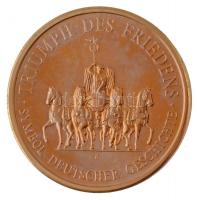NSZK DN 200 éves a Brandenburgi Kapu aranyozott fém emlékérem német nyelvű tanúsítvánnyal (30mm) T:1 (PP)  FRG ND 200th Anniversary of the Brandenburg Gate gilded metal commemorative coin with german certificate (30mm) C:UNC (PP)