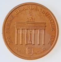 NSZK DN "200 éves a Brandenburgi Kapu" aranyozott fém emlékérem német nyelvű tanúsítvánnya...