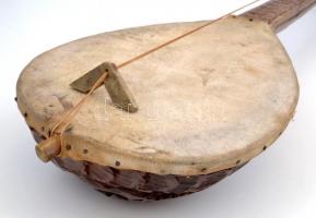 Guszla, kaukázusi gitár faragott kecske fejjel, dúsan faragott testtel 98 cm