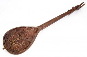 Guszla, kaukázusi gitár faragott kecske fejjel, dúsan faragott testtel 98 cm