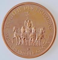 NSZK DN 200 éves a Brandenburgi Kapu aranyozott fém emlékérem német nyelvű tanúsítvánnyal (30mm) T:1 (PP) ujjlenyomat FRG ND 200th Anniversary of the Brandenburg Gate gilded metal commemorative coin with german certificate (30mm) C:UNC (PP) fingerprint