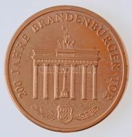 NSZK DN "200 éves a Brandenburgi Kapu" aranyozott fém emlékérem német nyelvű tanúsítvánnya...