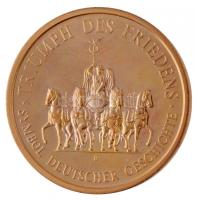NSZK DN 200 éves a Brandenburgi Kapu aranyozott fém emlékérem német nyelvű tanúsítvánnyal (30mm) T:1 (PP) ujjlenyomat FRG ND 200th Anniversary of the Brandenburg Gate gilded metal commemorative coin with german certificate (30mm) C:UNC (PP) fingerprint