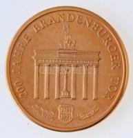 NSZK DN "200 éves a Brandenburgi Kapu" aranyozott fém emlékérem német nyelvű tanúsítvánnya...