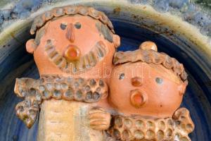 Kiss Roóz Ilona (1920-2010): Pár. Mázas kerámia tál, alján lyukas, jelzett, hibátlan, m: 7 cm, d: 28...