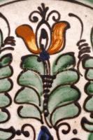 XX. sz. vége: Dísztál. Korond. festett, égetett cserép, hibátlan. d: 31 cm