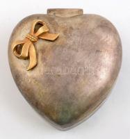 Fém ékszertartó doboz fedéllel, rajta masnis fém díszítéssel 5x11x10 cm