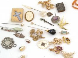 Régi kopott fém Cote d'or csokoládés dobozban bizsu tétel nyakláncokkal, brossokkal, kereszt al...