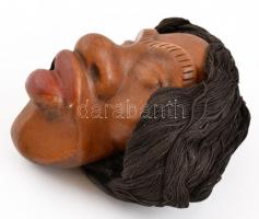 Festett fa maszkszerű fej lyukkal, cérna hajjal, jelzés nélkül, kis kopásokkal, 13x8 cm