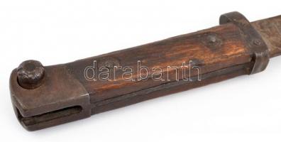 I. világháborús bajonett fa nyéllel, rozsdás, h: 35 cm
