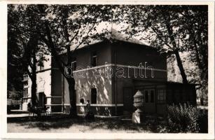 1942 Balatonboglár, Országos Református Tanáregyesület üdülőtelepe, Mária villa a park felől (1912-ben épült)