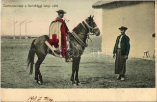1907 Hortobágy, számadó csikós a tanya előtt