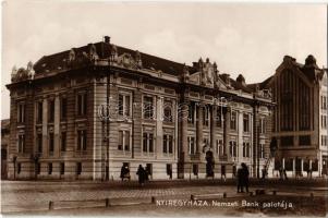 1928 Nyíregyháza, Nemzeti Bank palotája, villanyvezeték szerelés közben létrán. Fábián Pál kiadása