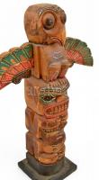 Totem oszlop. Faragott, kézzel festett fa. Kiszedhető szárnyakkal. 42 cm