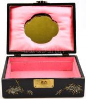 Régi japán fa ékszeres doboz. Festett, plasztikus figurális díszítéssel. Csont és gyöngyház berakáss...