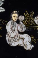 Régi japán fa ékszeres doboz. Festett, plasztikus figurális díszítéssel. Csont és gyöngyház berakáss...