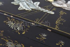 Régi japán fa ékszeres doboz. Festett, plasztikus figurális díszítéssel. Csont és gyöngyház berakáss...