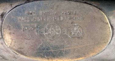 Golfozót ábrázoló, jelzett grafikával díszített brit ón snapszos flaska. Jelzett. 11 cm