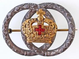 ~1900. Koszorús, koronás aranyozott, ezüstözött Br vöröskeresztes jelvény (21x29mm) T:2 / ~1900. Gilt, silver plated Br red cross badge with wreath and crown (21x29mm) C:XF